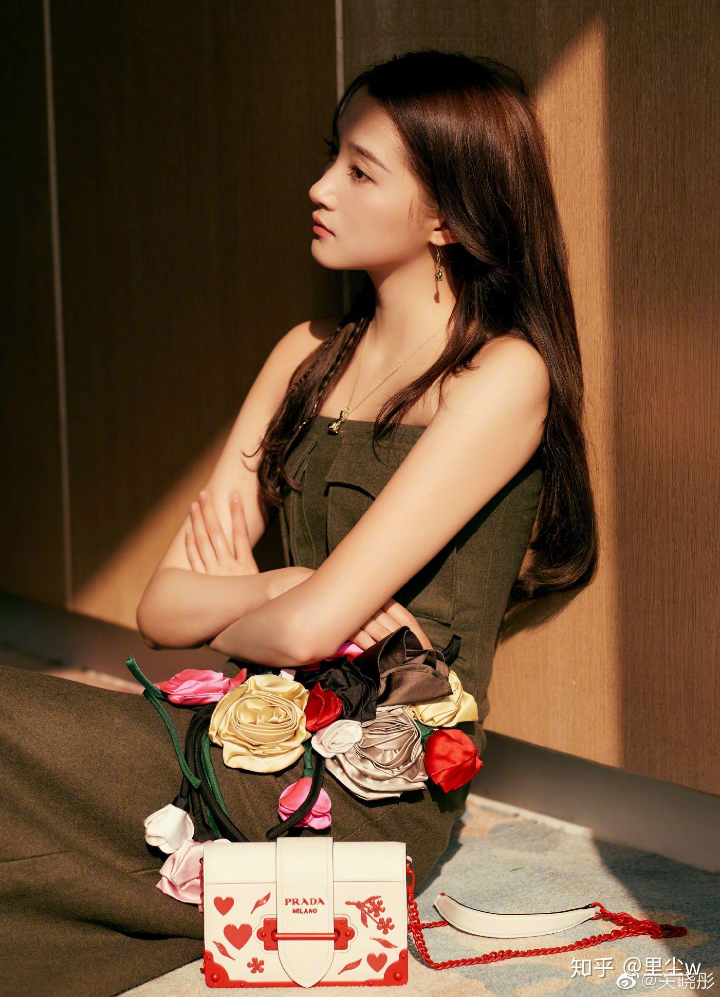 最近很喜欢关晓彤小姐姐觉得她真的好漂亮好优秀啊所以她有什么一看就