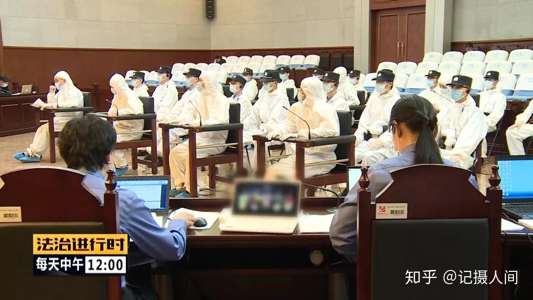 庭审中,公诉人向法庭展示了刘建军的犯罪证据,证人证言,以此揭示暴力