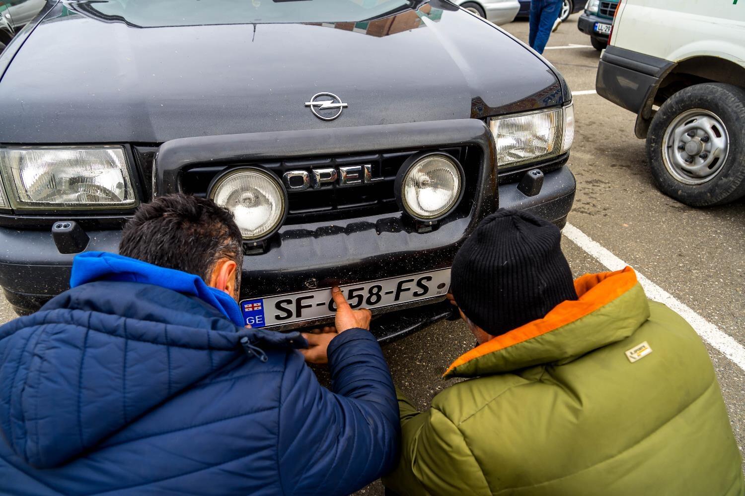 我们在格鲁吉亚花2万块买了辆越野车打算开着它绕地球一圈