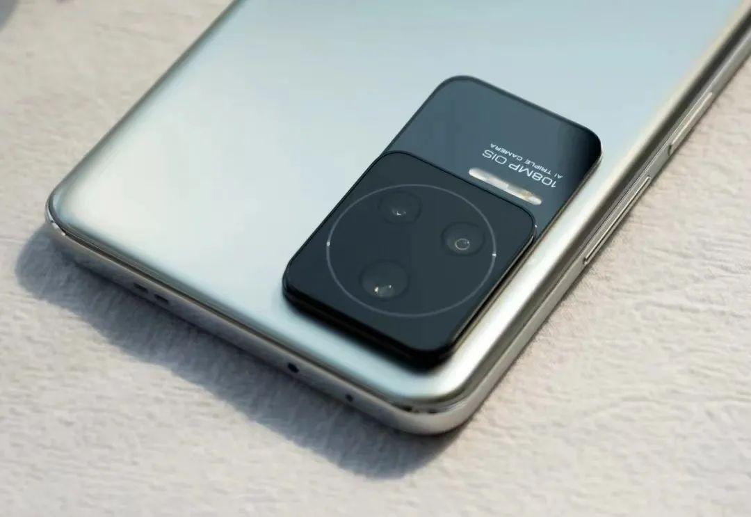 它采用的是三星hm2主摄 800万像素超广角 200万像素微距摄像头的组合