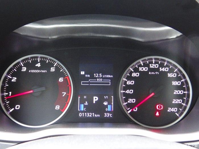 中控层次分明,高端大气上档次,双筒式仪表盘,悬浮式中控屏,仿碳纤维的