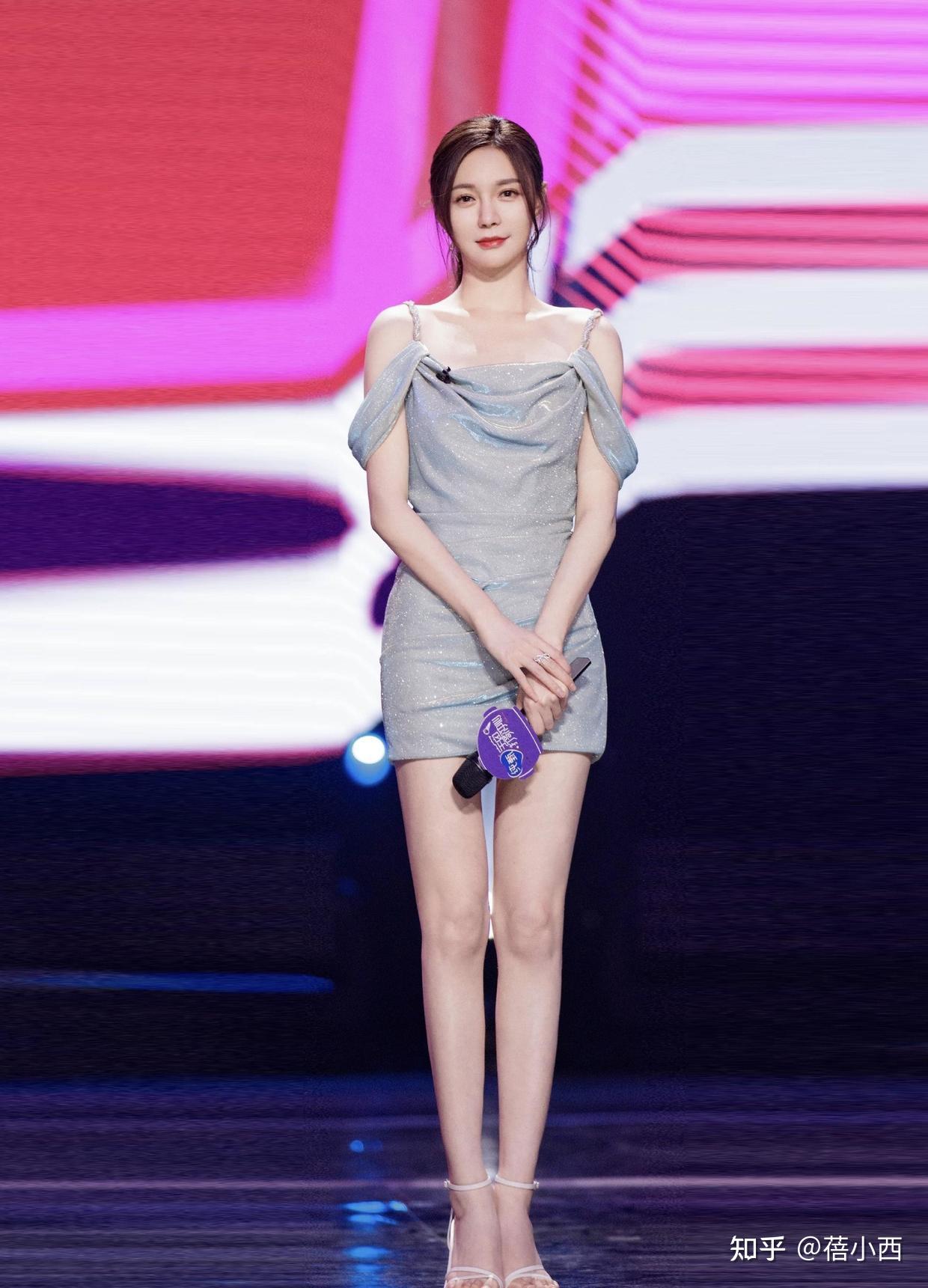沈梦辰真懂自己的优点,穿露背连衣裙比例出众,171身材像超模 - 知乎