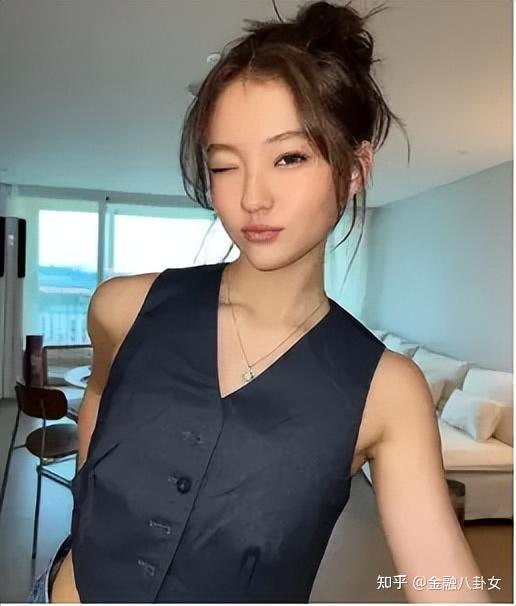 其中,ella gross出生于2008年,因为长相酷似女星jennie,被叫做小