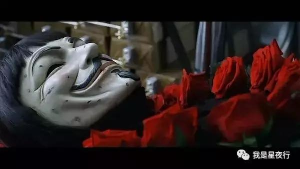 v在艾薇走之后摘下了面具,用它摔碎了镜子,痛哭起来,因为这时候的他