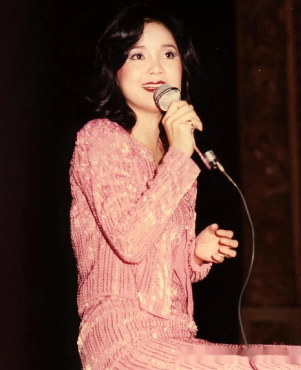 邓丽君的裙装穿搭告诉我们:时尚就是一个轮回,至今都想照着穿