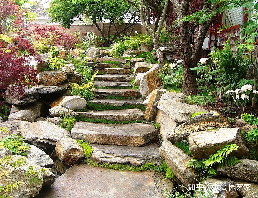 庭院设计用石头做的小路让人幽静回归自然