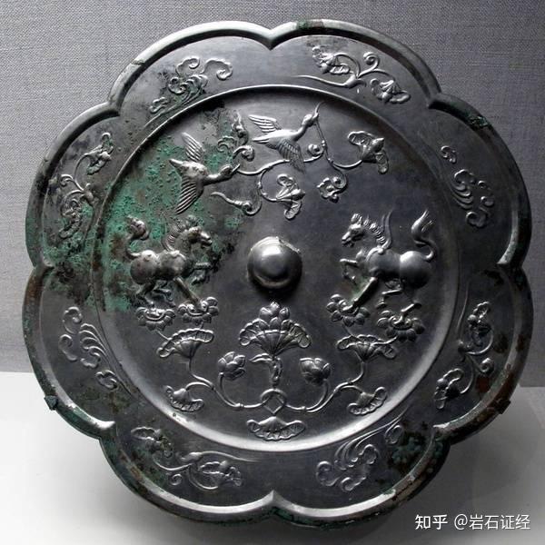古铜镜在青铜器时代初期就已经出现,原本是古人照面饰容的生活用品