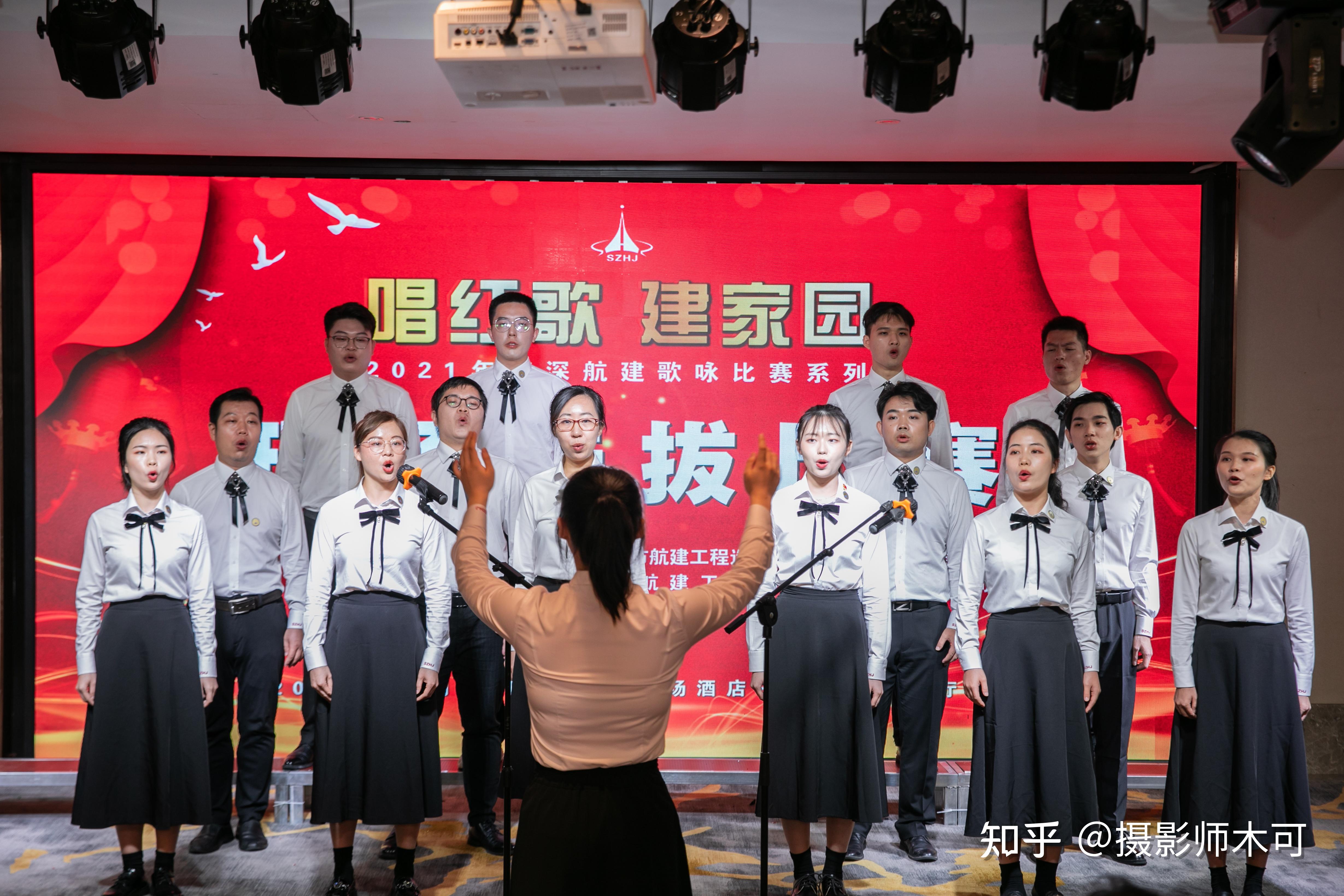 年轻女子在家直播唱歌-蓝牛仔影像-中国原创广告影像素材