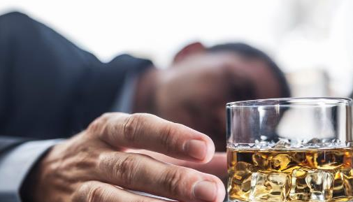 "人,只有当他喝醉了才能真正感到自己的存在……我喜欢喝得酩酊大醉