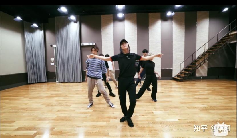 但是从齐舞分析的角度说,力丸编舞作品中经常出现的控制和牵引都在本