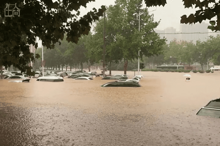 痛心!北京暴雨2人驾车遇难:车辆涉水,如何逃生?