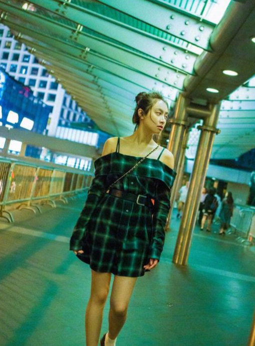 宋茜牛仔裤搭配超短露脐装蚂蚁腰大长腿性感又帅气活力十足