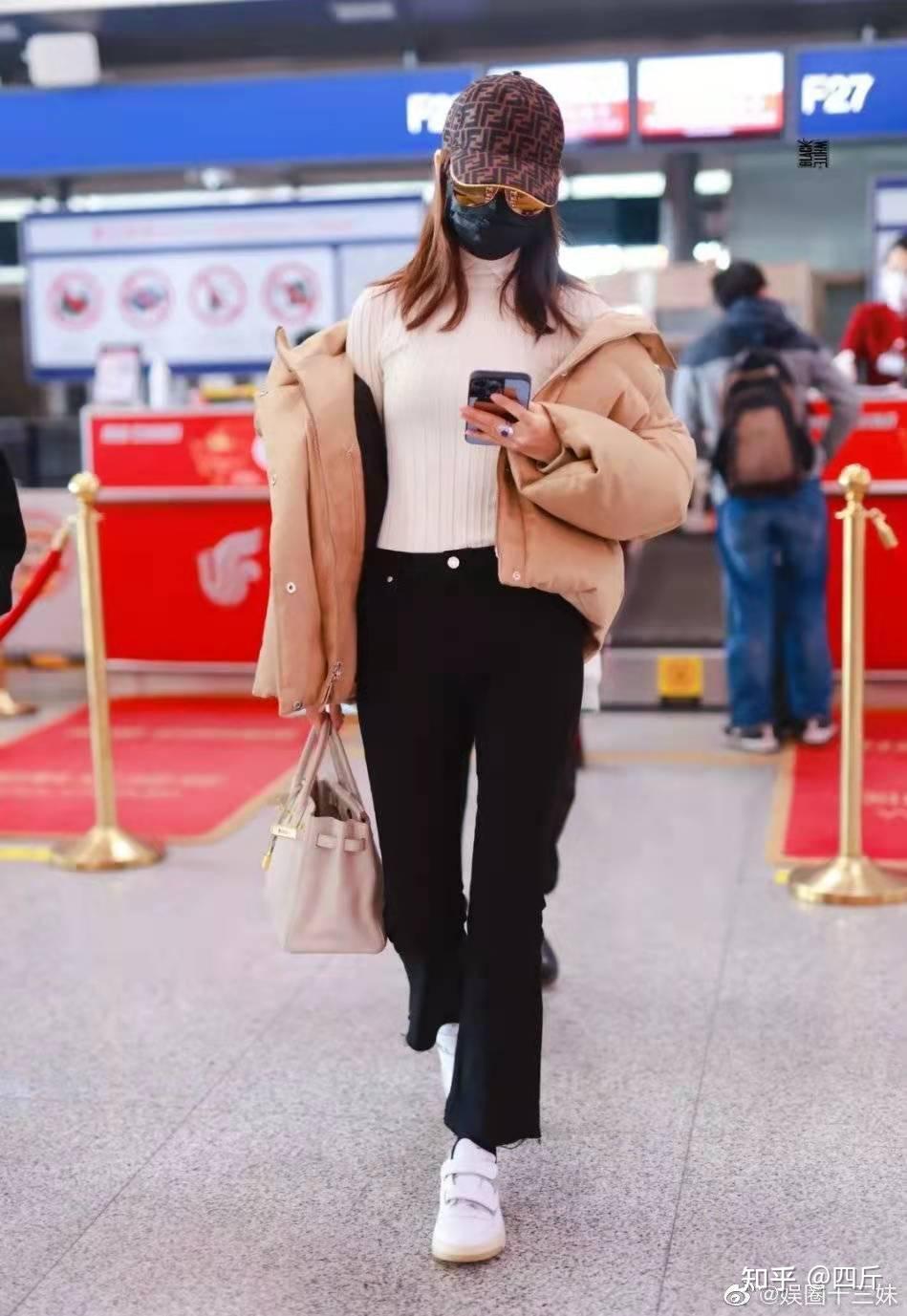 王鸥低调现身机场被拍外套敞开身形圆润一身奢侈品尽显贵气