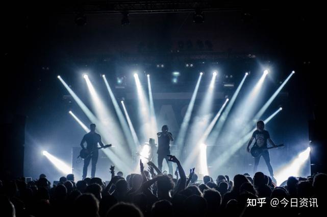 这会拉近身处现场每一个人的距离,很难不被现场氛围所带动livehouse