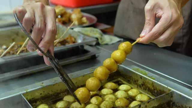 人,让人也要跟着入乡随俗,站在街边,不顾吃相地消灭完一串又一串鱼蛋