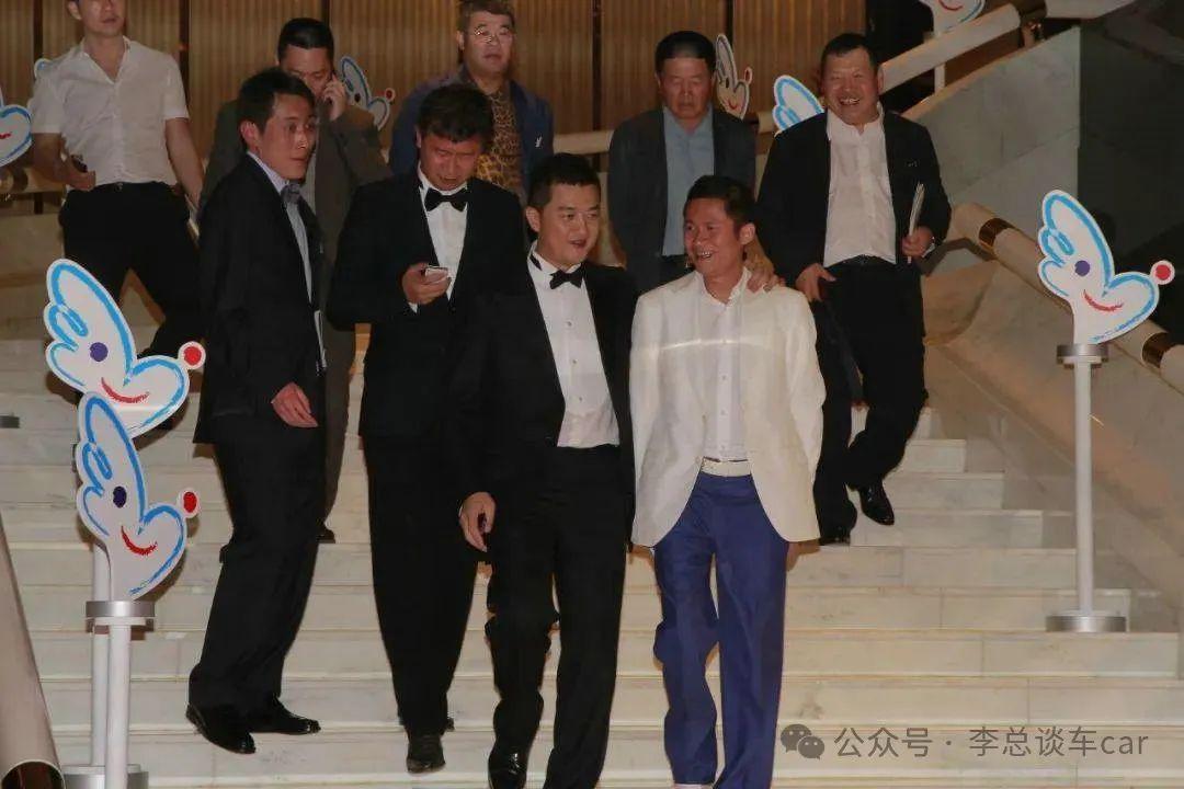 钱多多原名叫钱峰雷,1976年出生于浙江省宁波市鄞州区横街镇的一个