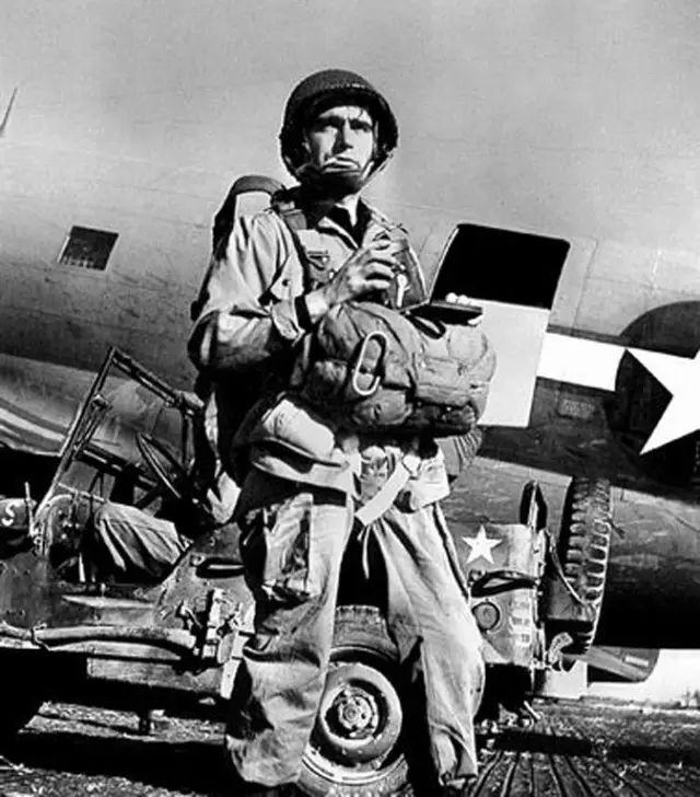 1954年,大师罗伯特·卡帕不顾亲友的劝阻,悄悄来到越南战场.