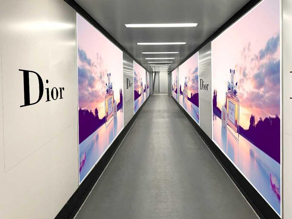 3. 舟山普陀山机场廊桥广告