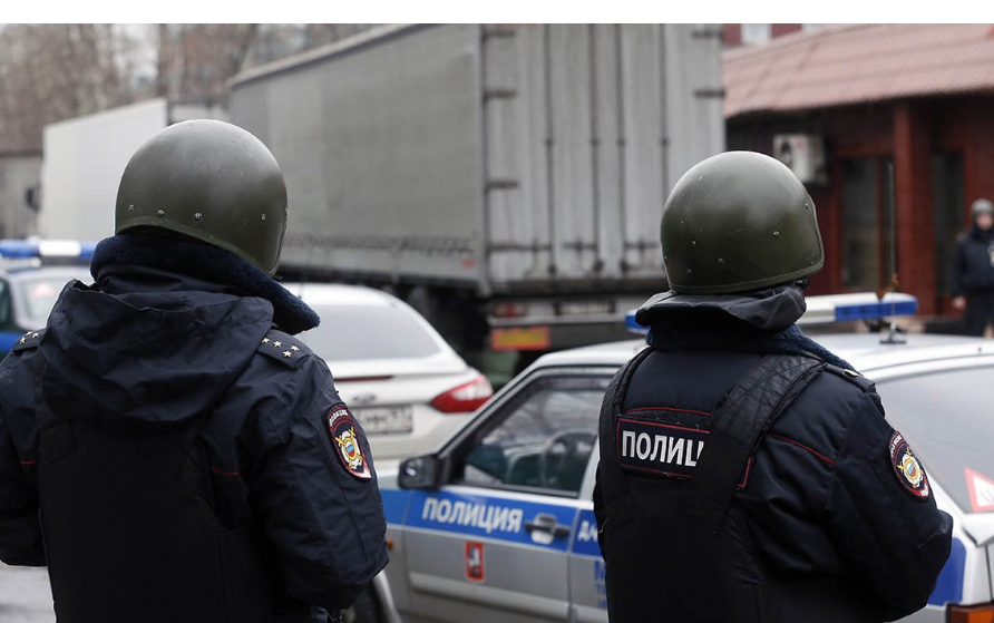 照片上为俄罗斯警车和俄罗斯防暴警察.