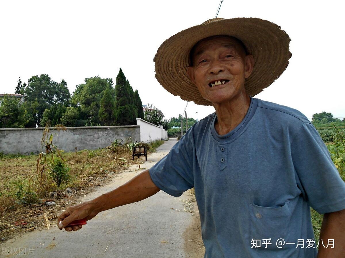 70歲的農村老人坦言子女不在身邊只能養花種菜與小動物相伴