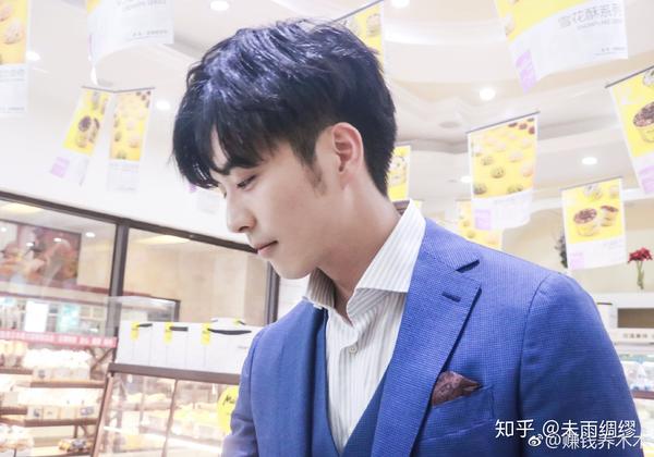 凌异洲=封腾 肖奈