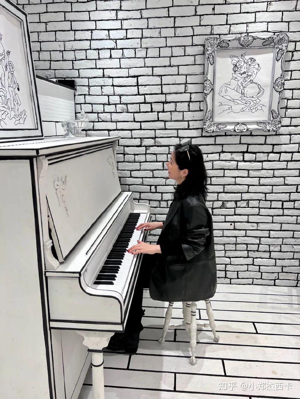这架钢琴居然是真的,可以弹的.