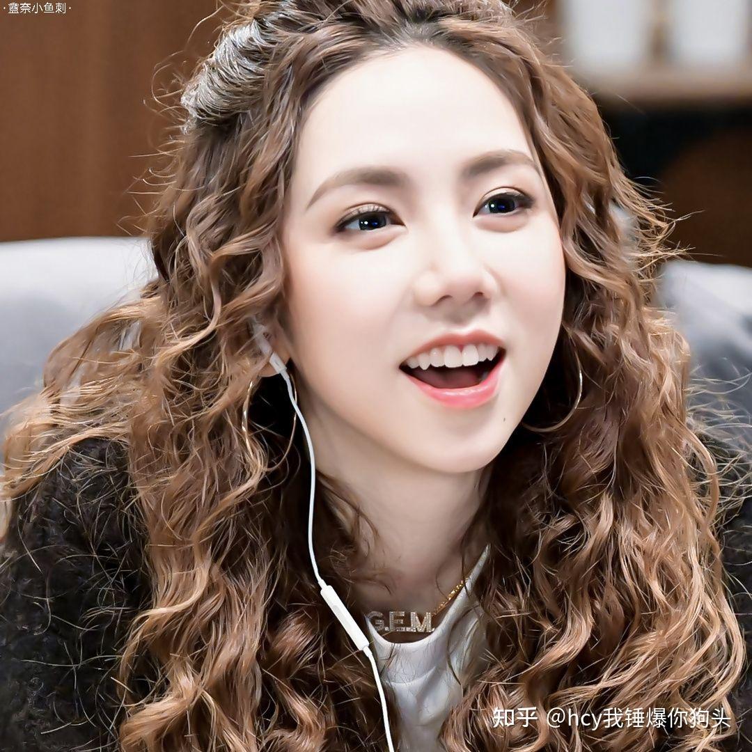 为什么邓紫棋的发型每次都那么丑丑逼丑的一批跟个老太婆老妖怪人妖似