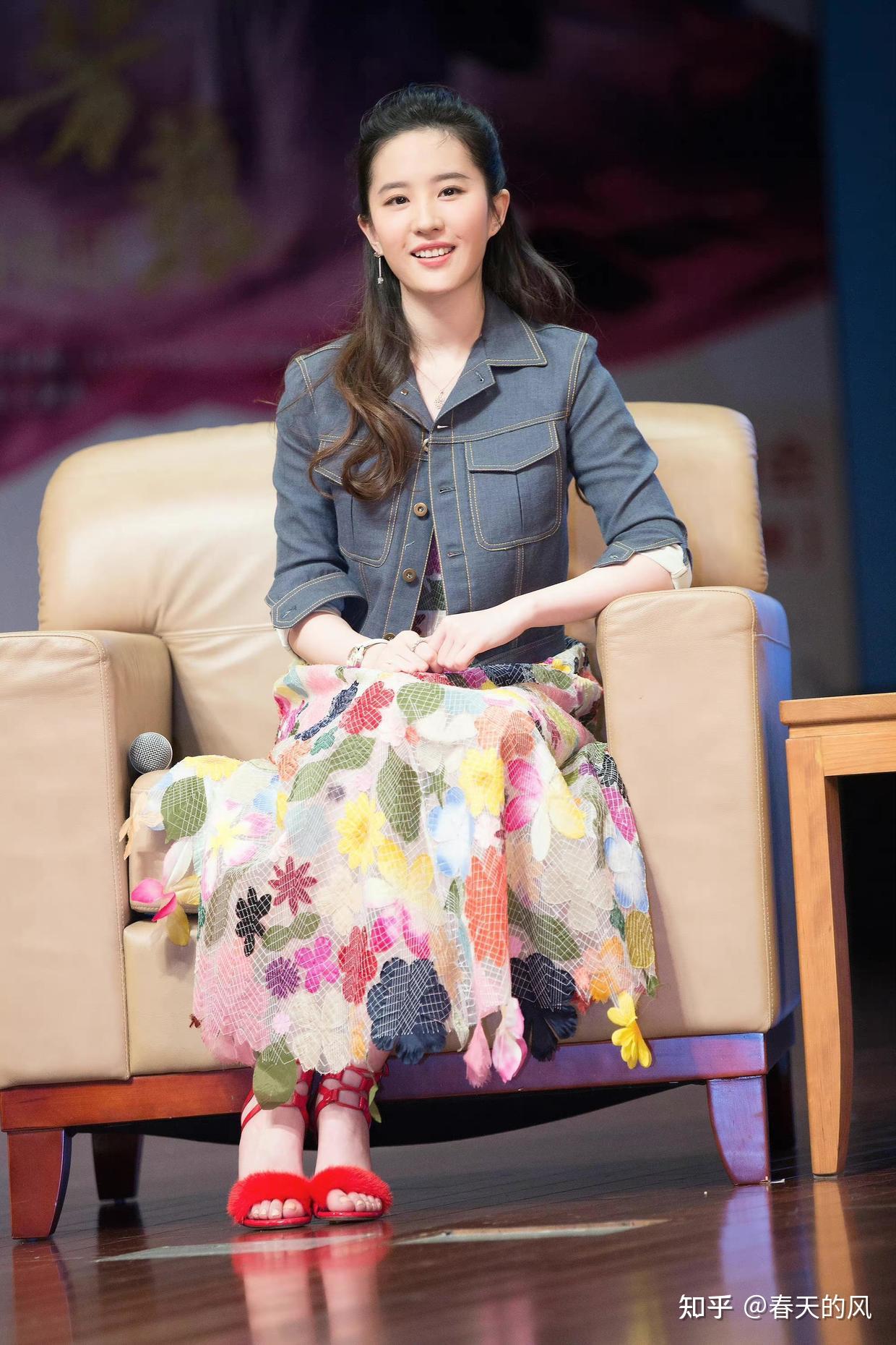 刘亦菲满身尤物气场,穿薄纱连衣裙显出高端感,抓拍也自带柔光