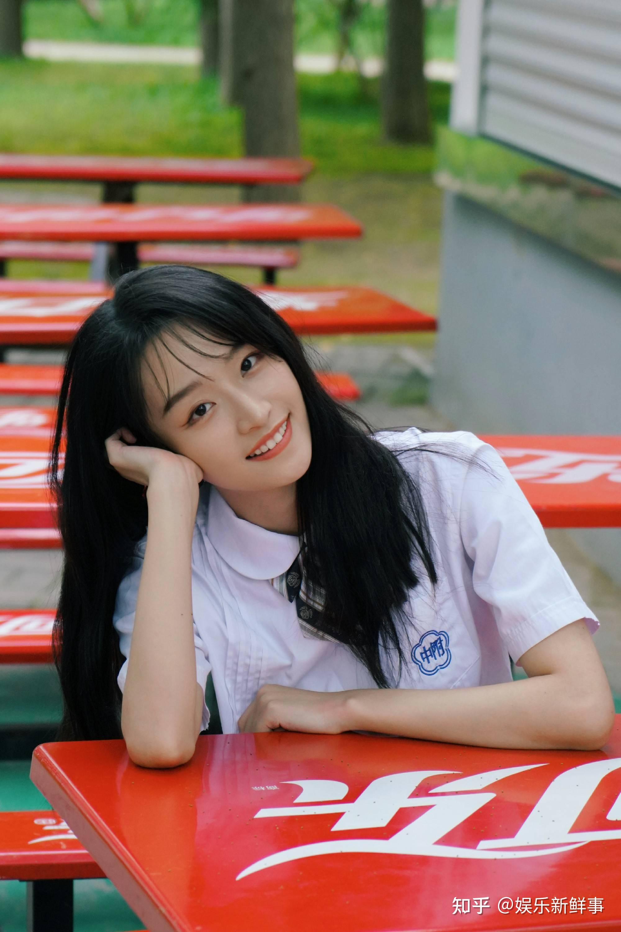 演员林芷伊氛围感写真曝光 天真烂漫笑靥温柔