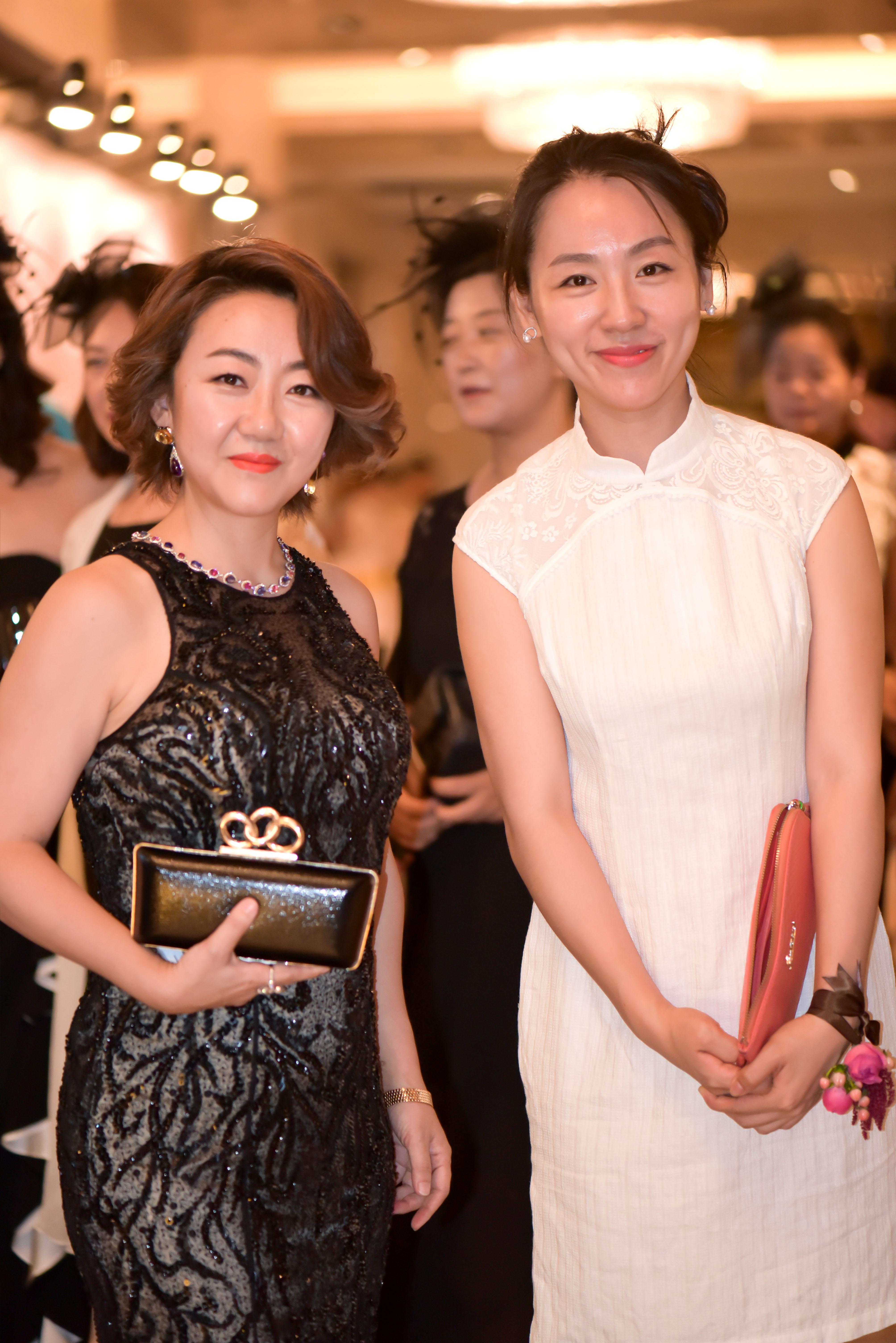 头戴精致礼帽,身着优雅礼服的嘉宾闪亮动人.