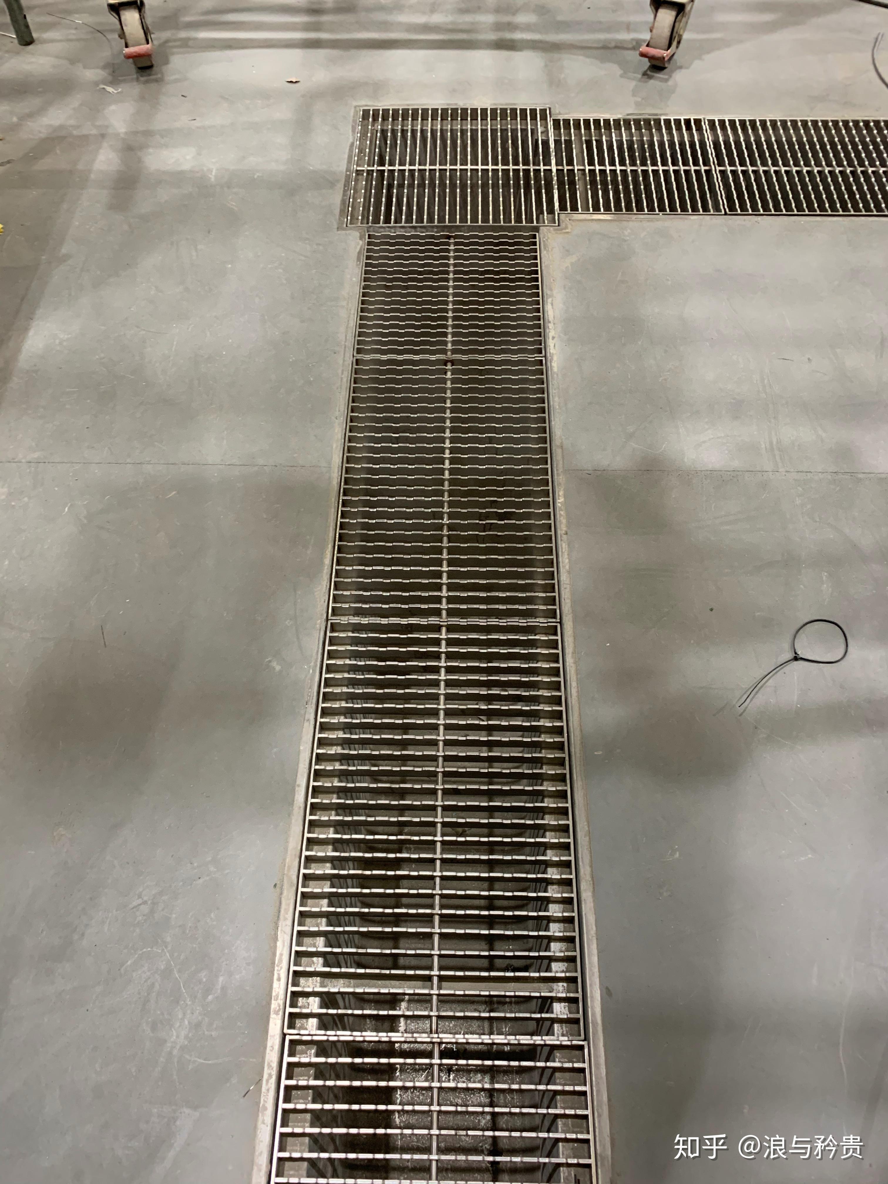 排水系统主要包括排水沟和地漏以及地沟盖板,排水沟是污水排放的通道