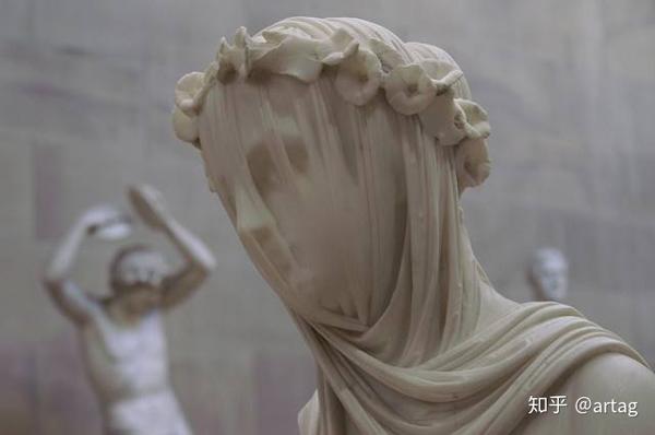 贞女头上的纱薄如蝉翼,雕工令人惊叹