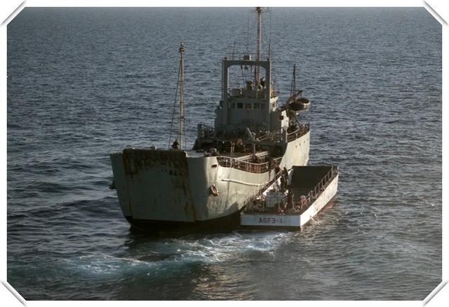 图为美国海军1987年9月俘获的伊朗布雷艇"iran ajr"号;在其甲板上