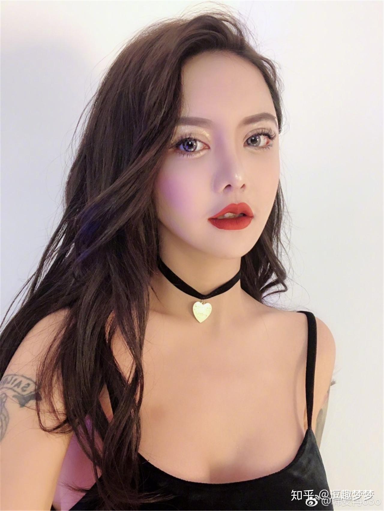 网红萝莉韩安冉晒近照,性感又火辣,真是19岁的年龄30岁的胸,网友直呼