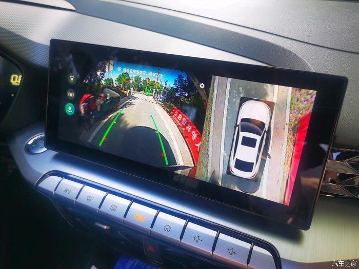 360全景影像消除盲区的好帮手.双屏互联的方式更显得年轻活力时尚.