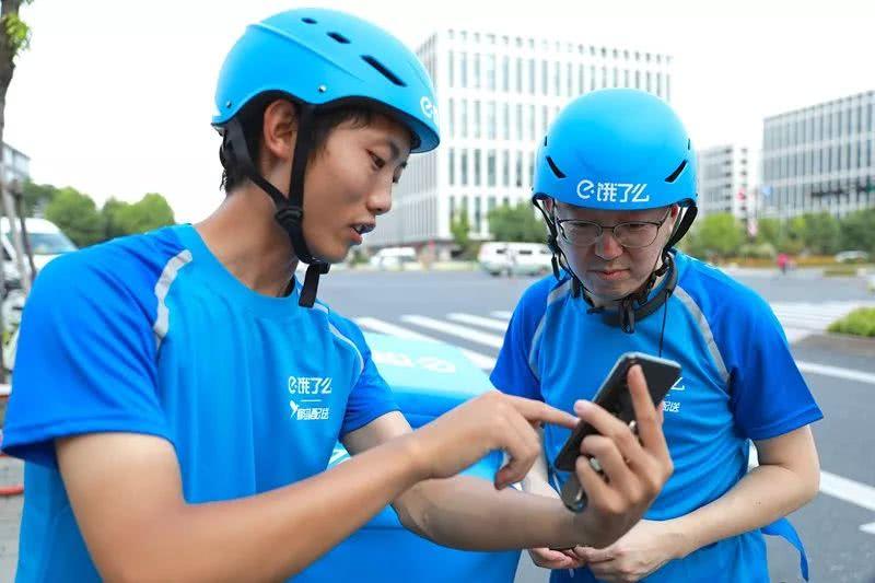 在配送站点里,昆阳在站长的指导下下载了蜂鸟团队版app,站长教他如何