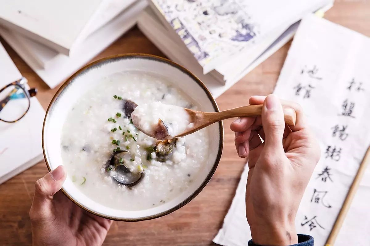 在中国古代,食粥是较不富裕的象征,许多大官,文人是不屑吃粥的.
