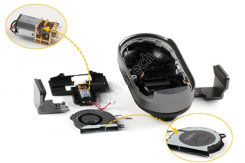 车载充电器也是从正面开始拆解,顶部的皮质装饰面板通过卡扣固定,撬开