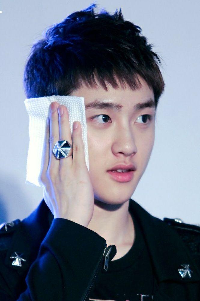 (都暻秀) 从12年出道就是短短的寸头 没有厚重的刘海和妆容 最近几年