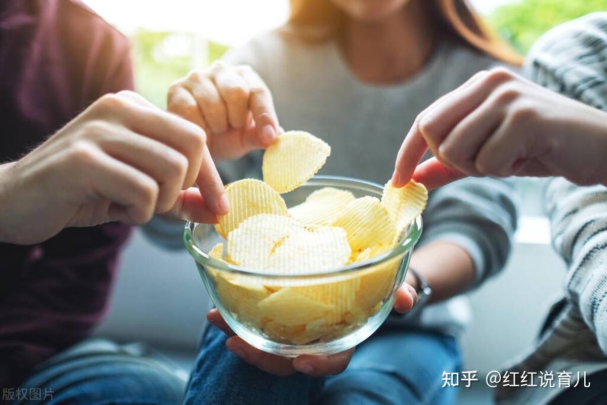 允许吃零食和不允许的孩子,长大后差距有多大?很真实,也很扎心