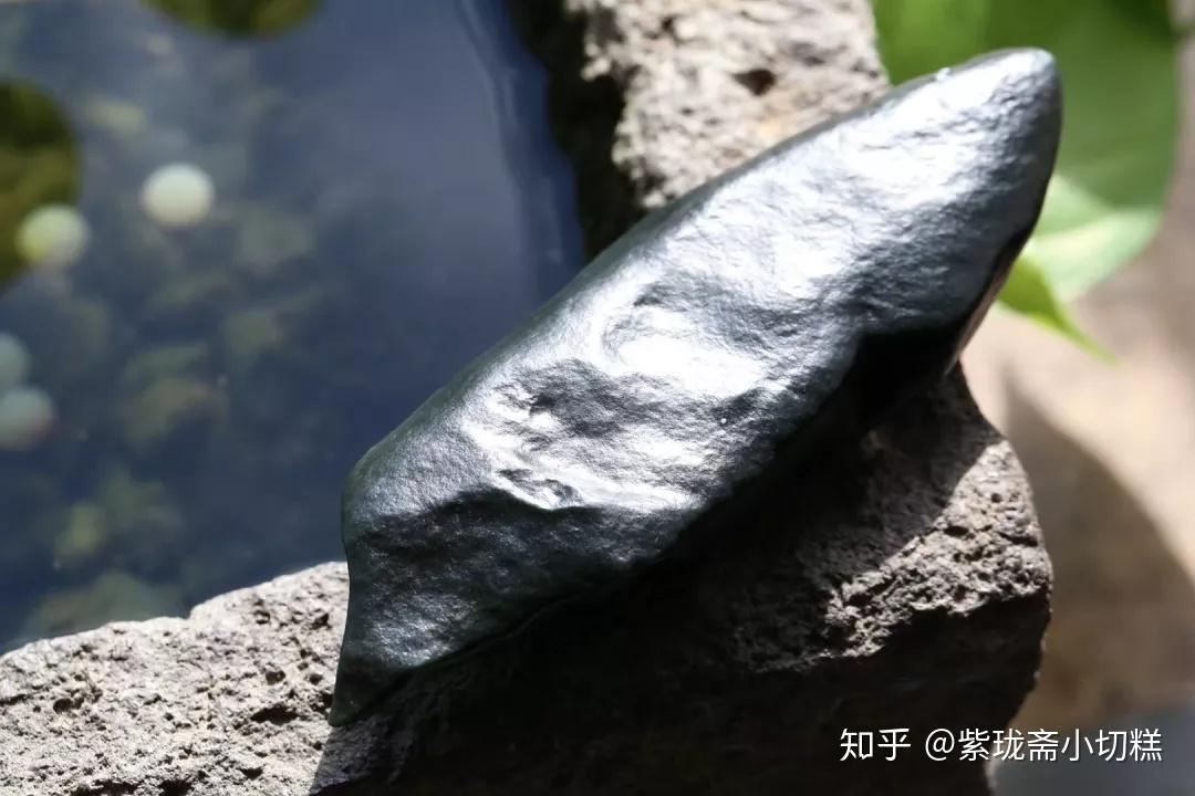 宝光内蕴的"深青"与"黑青"