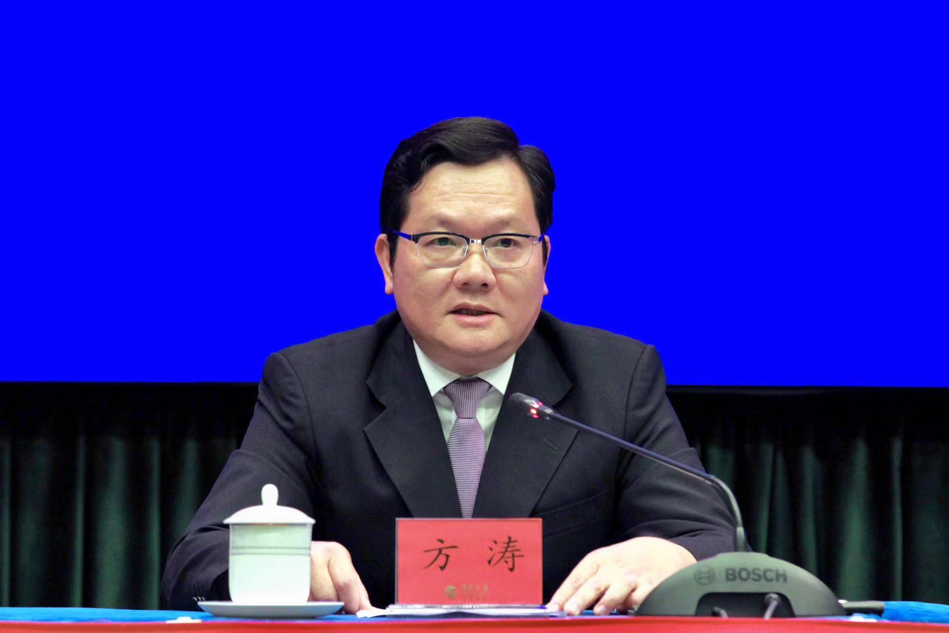 广东省政府新闻办发布会现场,邓鸿主持,方涛,朱伟,吕成蹊,龚建文,何兵