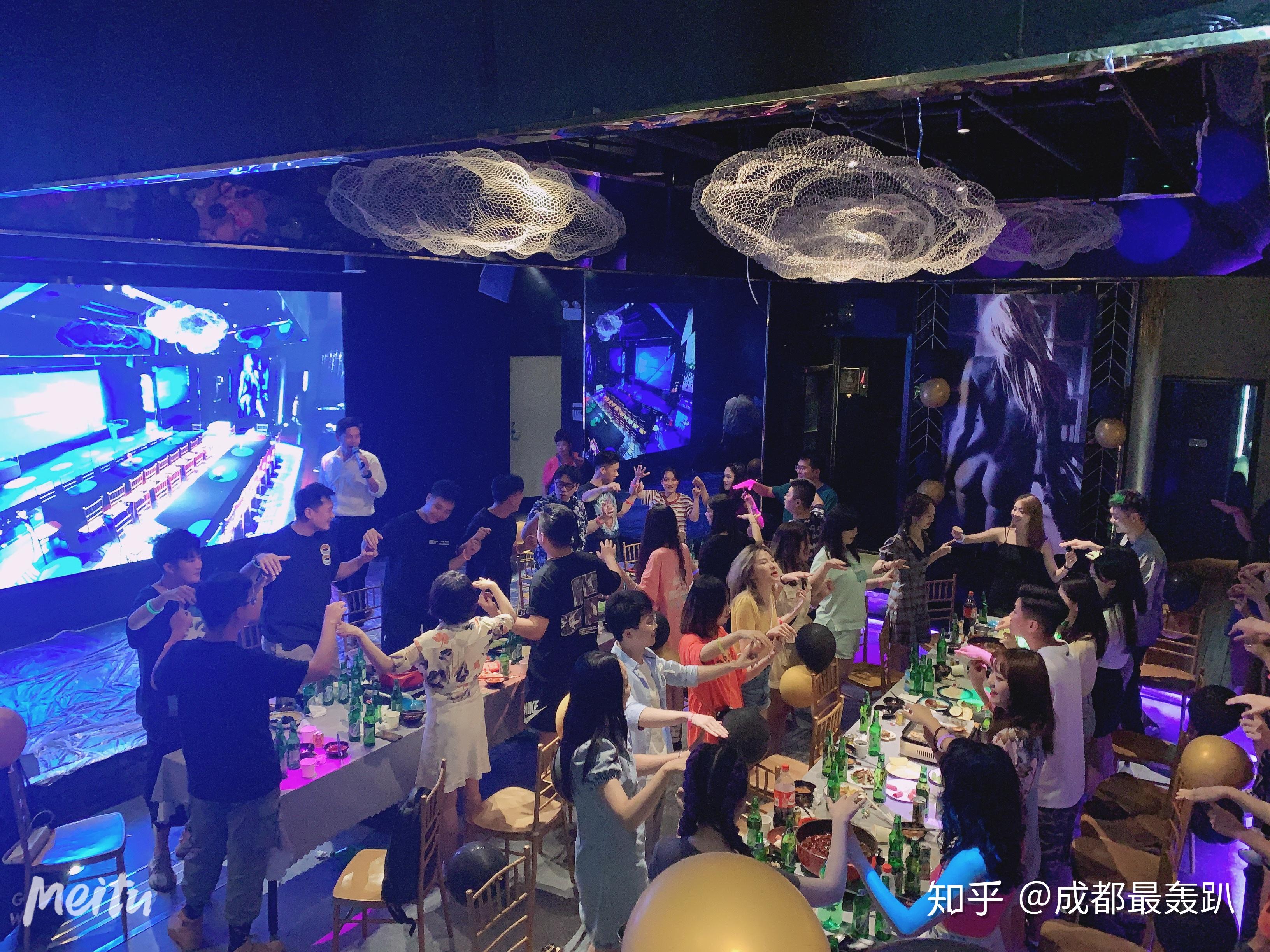 成都公司团建聚会怎么玩?借鉴下年轻同事订制的轰趴团建方式