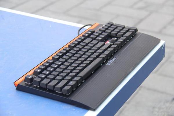 吃鸡键盘有着落了水下两米照常使用