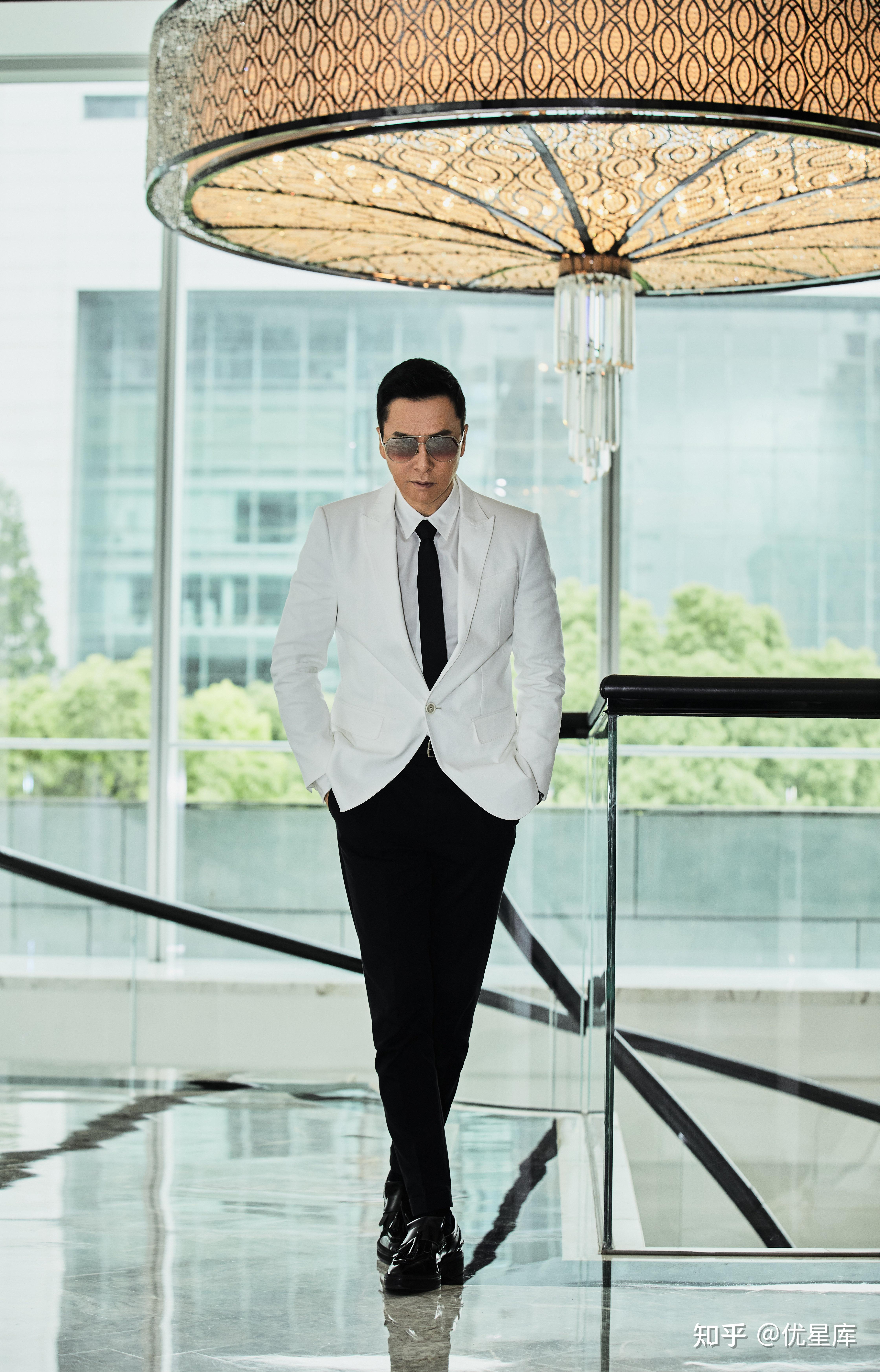 甄子丹出席上影节一带一路电影周启动仪式黑白搭配诠释甄时尚