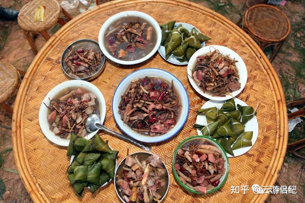 雞刺根50克,茴香根50克,黑威靈仙30克,小紅參50克,小紅蒜50克,黃草20