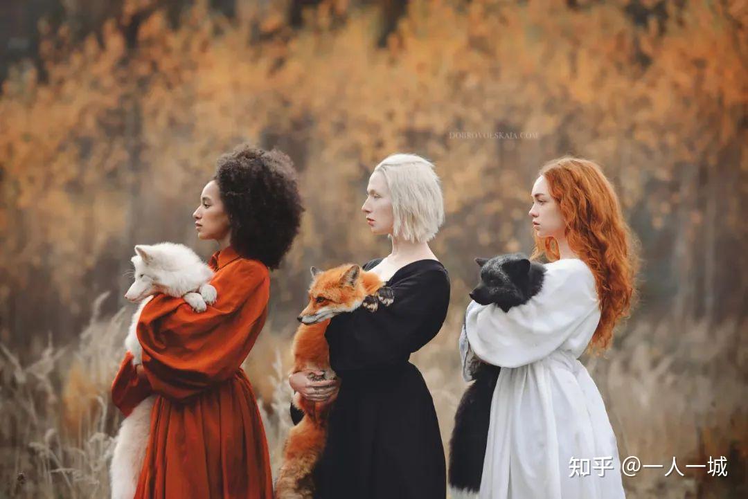 28岁俄罗斯妹子放弃高薪拍现实版美女与野兽走红外网棕熊老虎都乖乖当