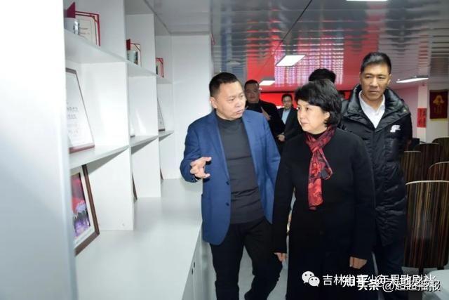 吉林工商学院美育文化中心主任,爱国主义教育基地创建人王明明及基地