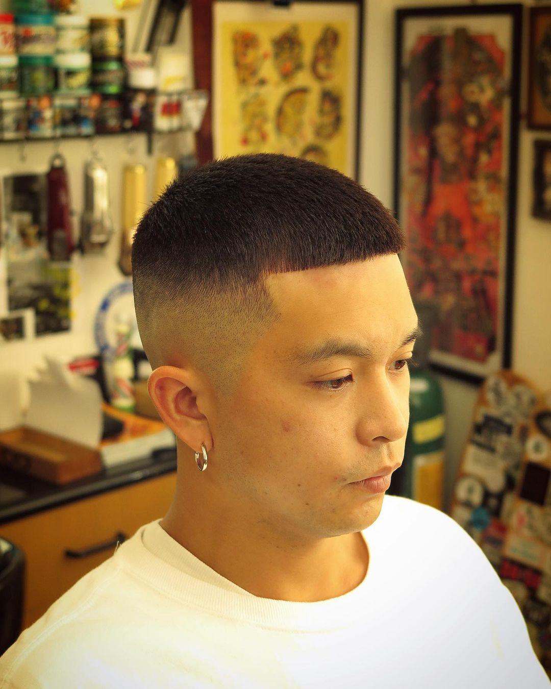 圆寸头属于短寸头的一种,整个裁剪是跟随头型来进行的,因此,对于头型