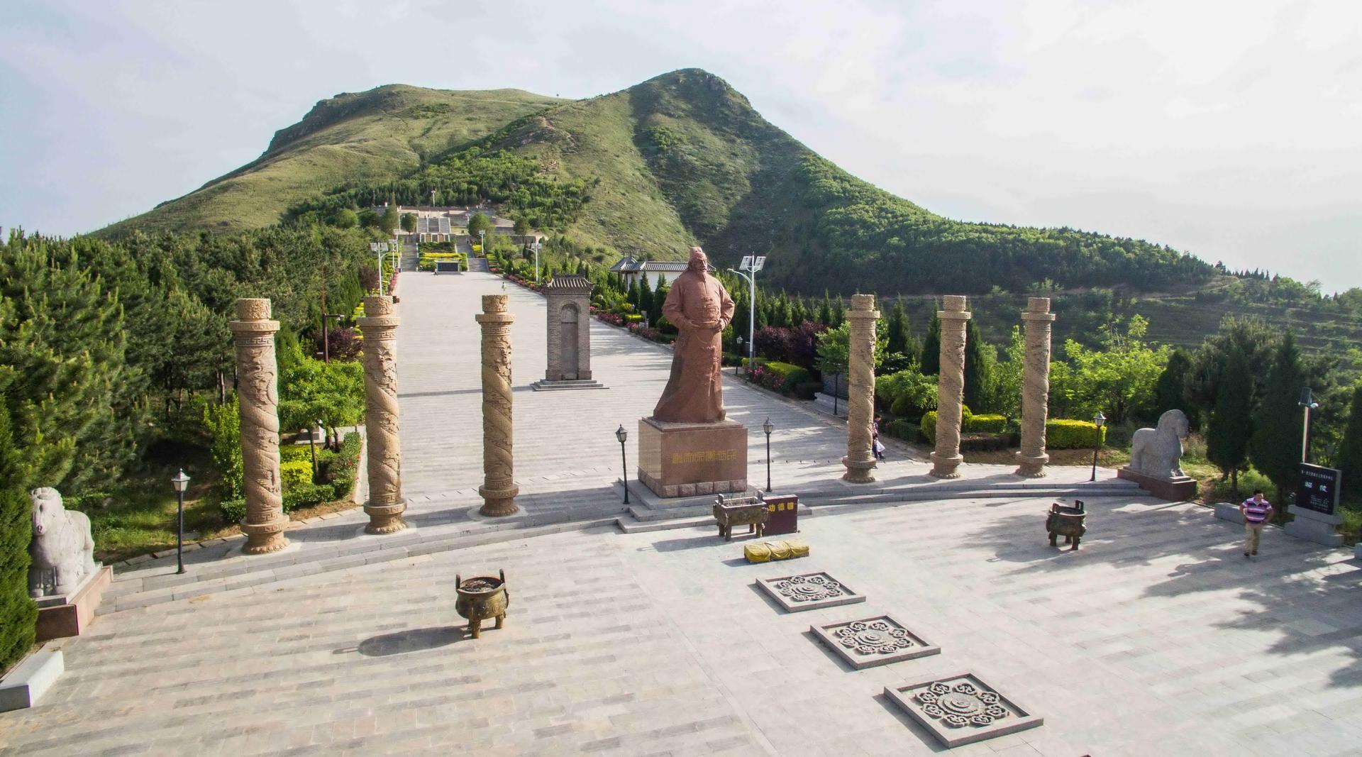 今天,我们游览唐昭陵,其主入口及可供游人游览的景区即为修复后的北